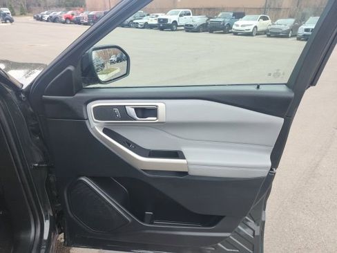 Used 2022 Ford Explorer XLT w/ Equipment Group 202A image 10