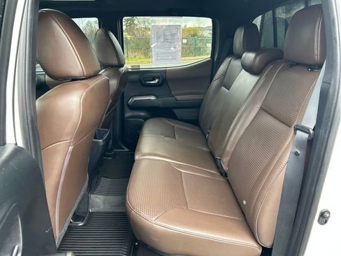 Used 2017 Toyota Tacoma Limited w/ Tow Package image 18