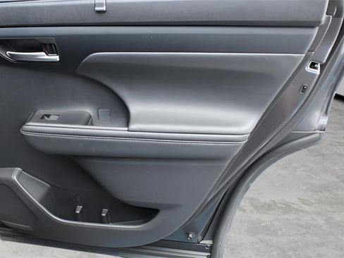 Certified 2025 Toyota Highlander XLE image 24