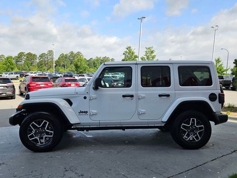 Used 2025 Jeep Wrangler Unlimited Sahara AWD/4WD image 4