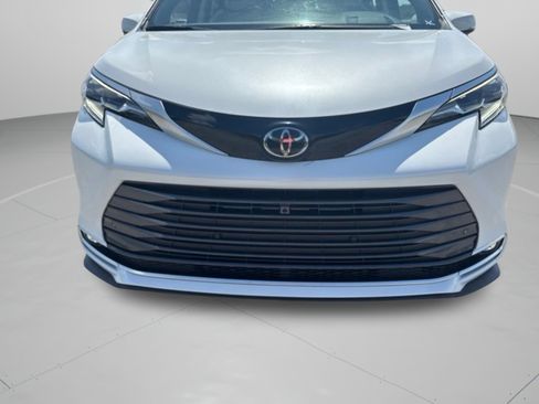 Used 2026 Toyota Sienna Platinum AWD/4WD image 31