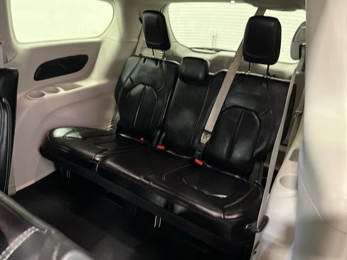Used 2023 Chrysler Pacifica Touring-L FWD image 33