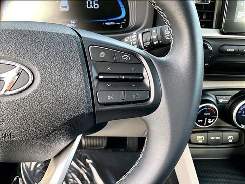 Used 2024 Hyundai Venue SEL image 21