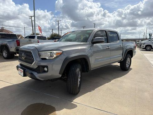 Used 2018 Toyota Tacoma TRD Off-Road AWD/4WD image 3