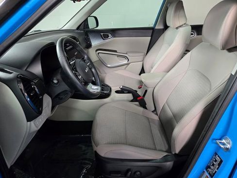 Used 2023 Kia Soul EX image 13