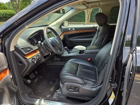 Used 2019 Lincoln MKT AWD image 5