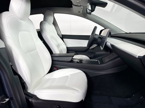 Used 2022 Tesla Model Y Long Range image 32