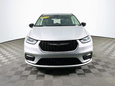 Certified 2024 Chrysler Pacifica Touring-L image 4