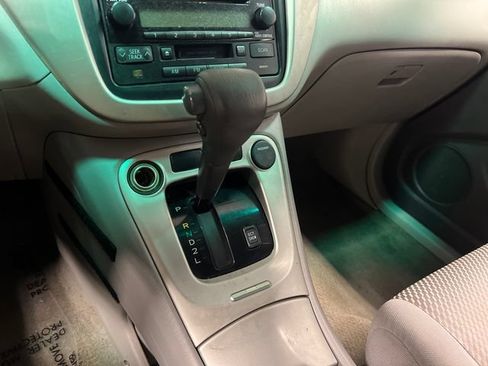 Used 2005 Toyota Highlander 2WD w/ 3rd Row image 17