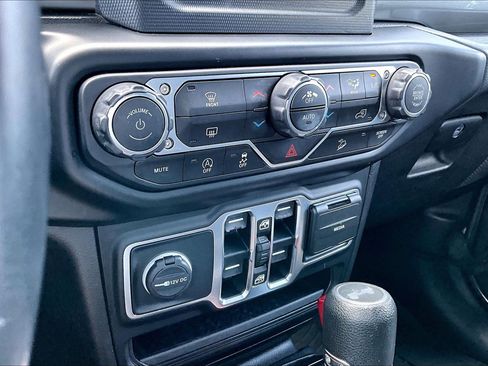 Used 2020 Jeep Wrangler Unlimited Sahara AWD/4WD image 25