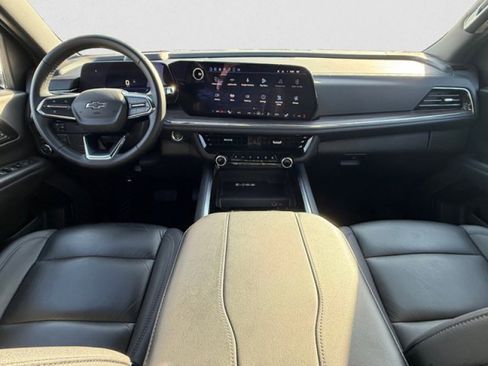 Used 2025 Chevrolet Suburban Z71 AWD/4WD image 3