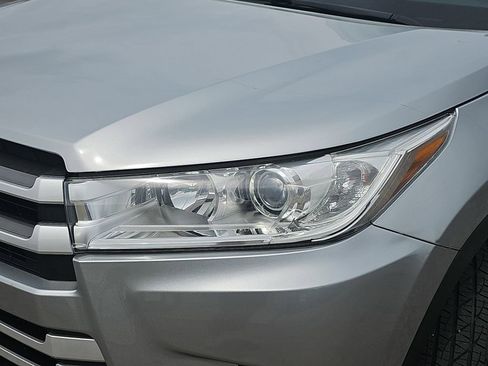 Used 2019 Toyota Highlander XLE AWD/4WD image 39