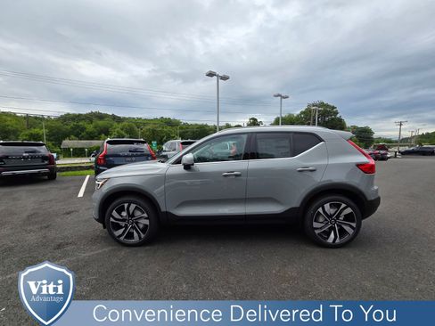 Used 2025 Volvo XC40 B5 Plus w/ Protection Package Premier image 5