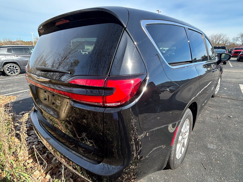 Used 2025 Chrysler Pacifica Select FWD image 9