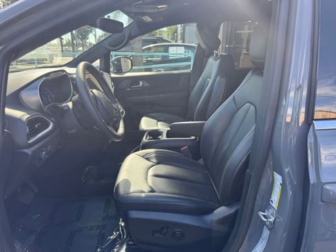 Used 2025 Chrysler Pacifica Select image 28