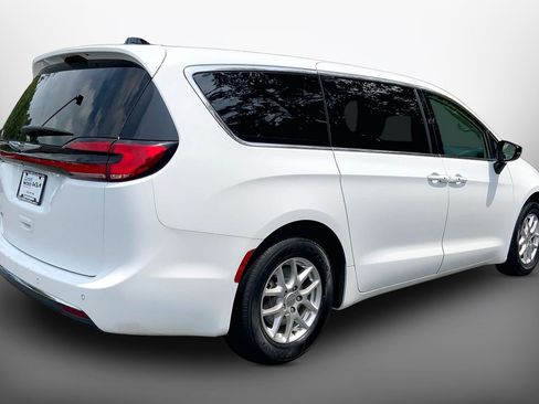 Used 2024 Chrysler Pacifica Touring-L FWD image 14