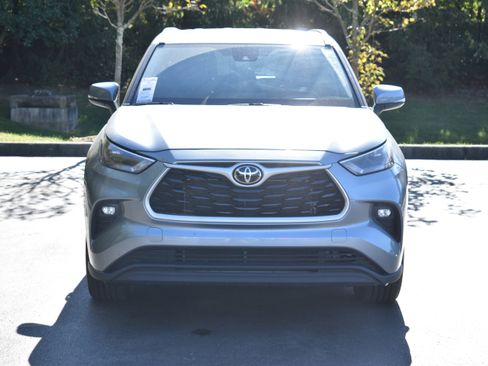 Used 2023 Toyota Highlander XLE image 2