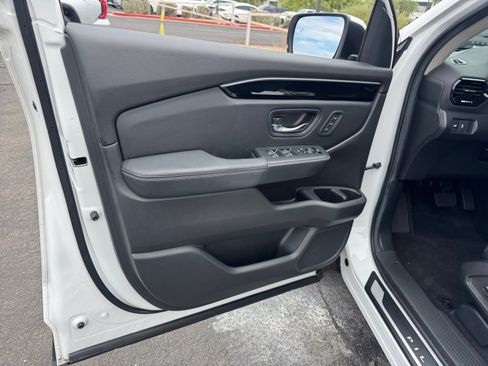Used 2024 Honda Pilot Touring image 13
