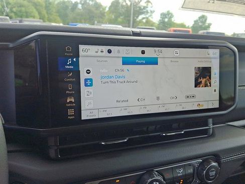 New 2025 Jeep Gladiator Sport image 13