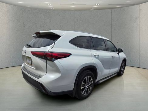 Used 2022 Toyota Highlander XLE FWD image 4