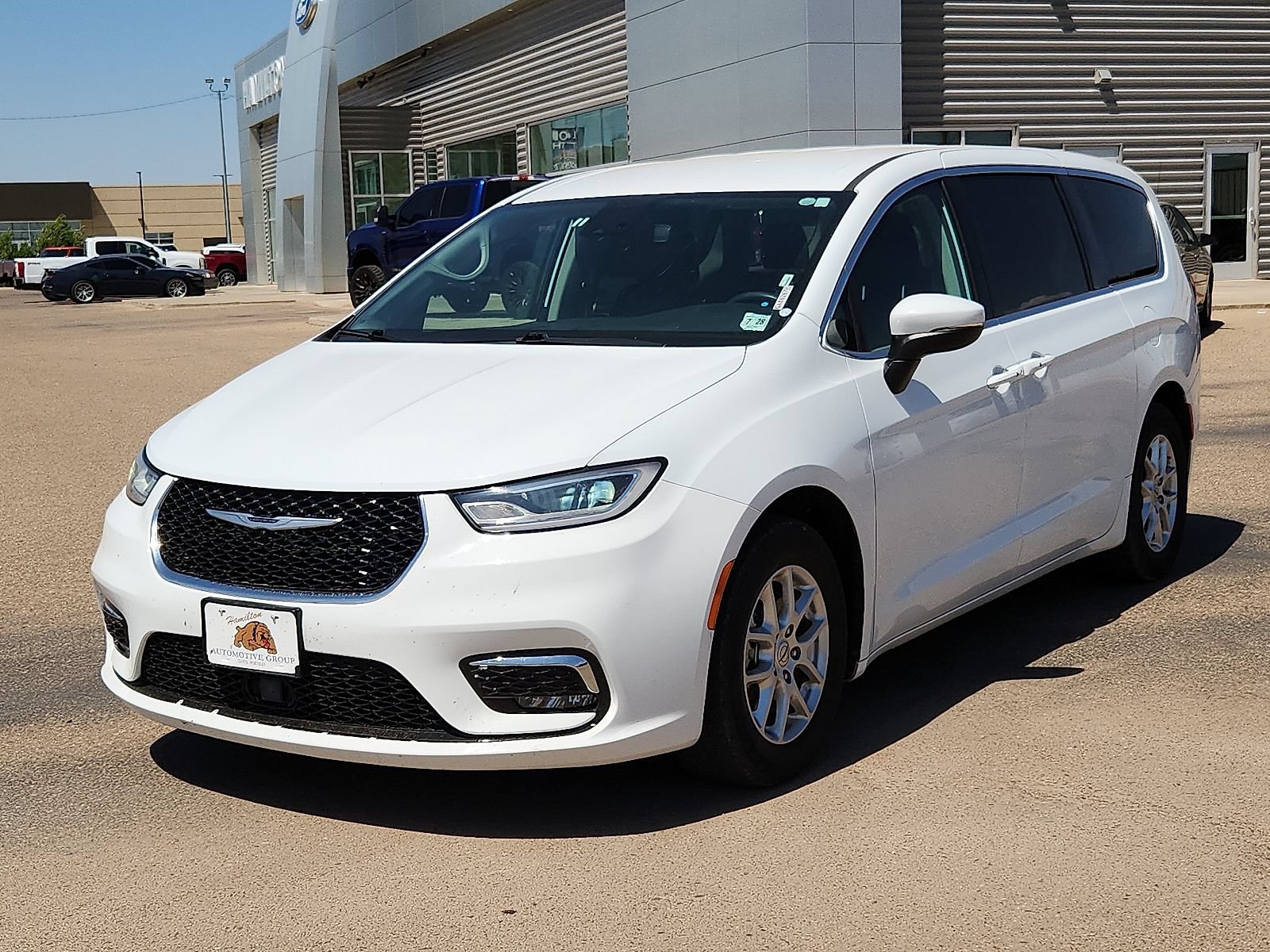 Used 2023 Chrysler Pacifica Touring-L FWD image 1
