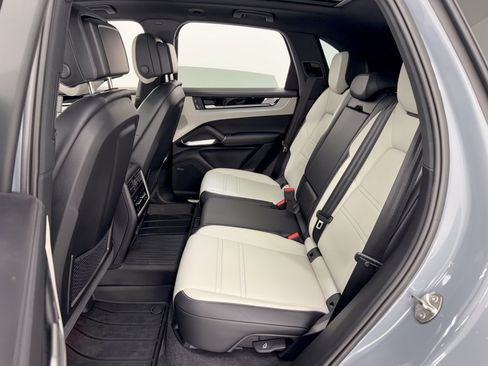 Certified 2025 Porsche Cayenne S AWD/4WD image 25