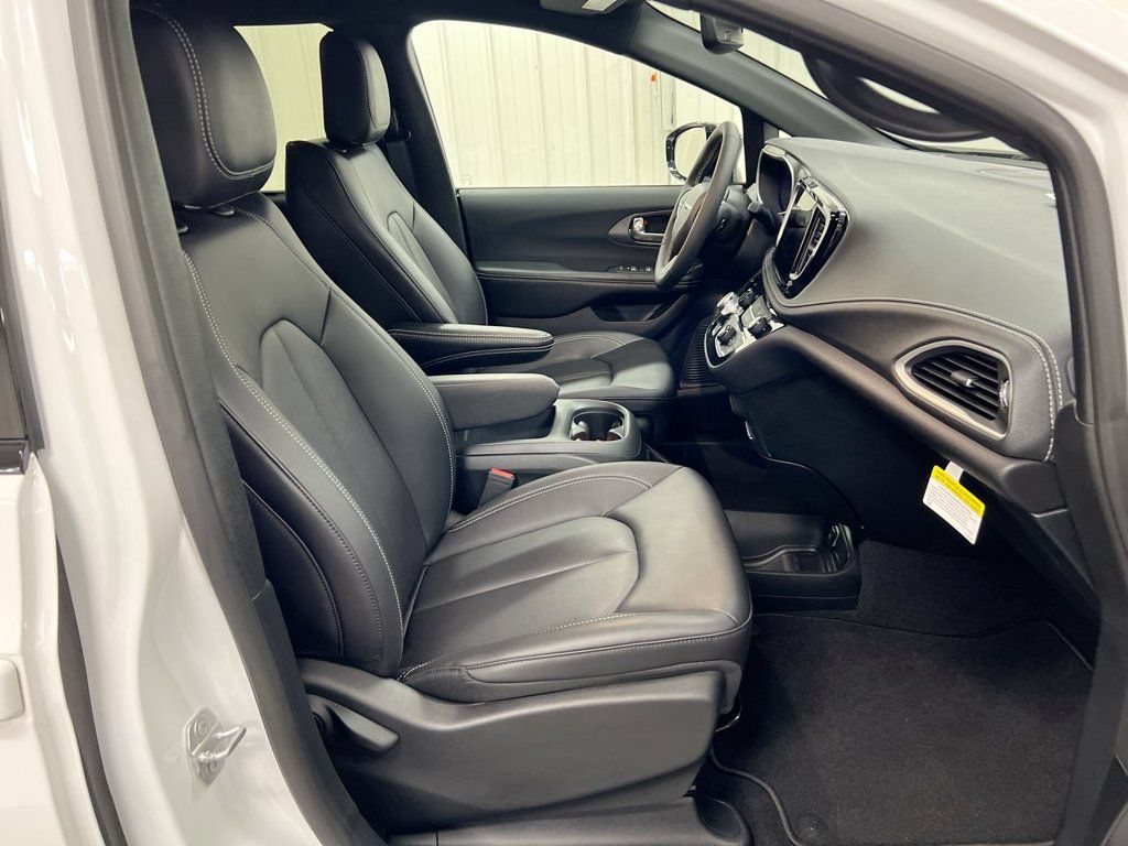 New 2026 Chrysler Pacifica Select FWD image 21