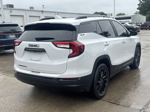 Used 2024 GMC Terrain SLE w/ Driver Convenience Package FWD image 13