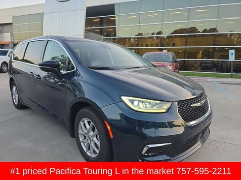 Used 2023 Chrysler Pacifica Touring-L FWD image 2