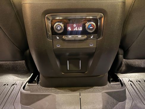 Used 2025 GMC Yukon AT4 w/ AT4 Premium Package AWD/4WD image 32