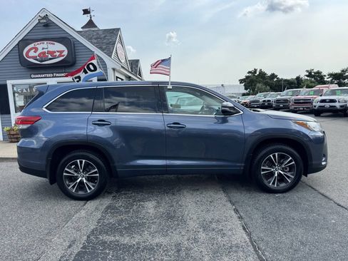 Used 2018 Toyota Highlander LE AWD/4WD image 11