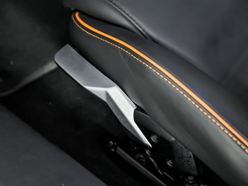 Used 2020 Lamborghini Huracan EVO RWD image 23