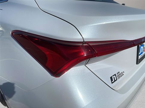 Used 2019 Toyota Avalon Limited image 11
