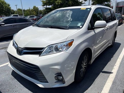 Used 2019 Toyota Sienna XLE Premium FWD image 2