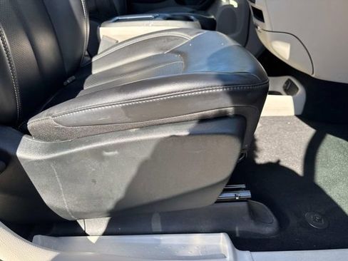 Used 2023 Chrysler Pacifica Touring-L FWD image 11