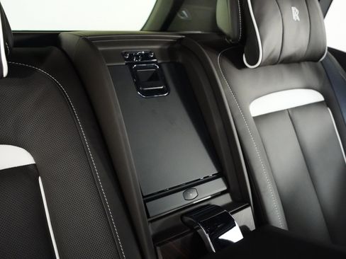 Used 2023 Rolls-Royce Cullinan w/ Cullinan Package image 38