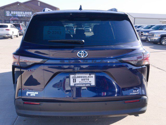 Used 2024 Toyota Sienna XLE FWD image 4