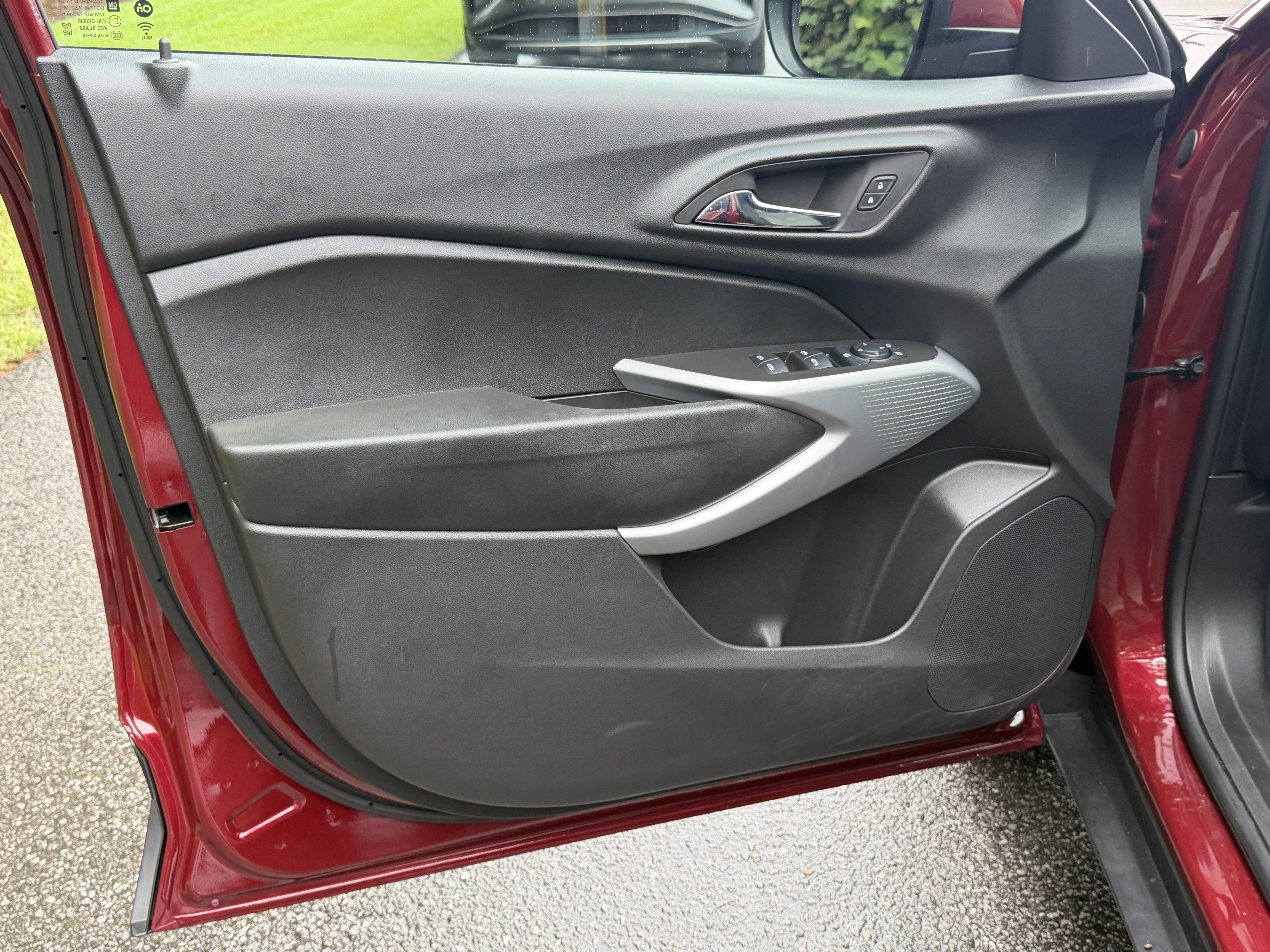 Used 2025 Chevrolet Trax LS w/ LS Convenience Package FWD image 39