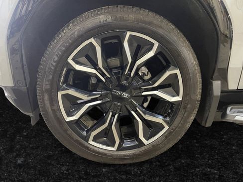 Used 2024 GMC Sierra EV Denali image 15