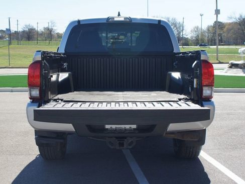 Used 2019 Toyota Tacoma TRD Sport image 17