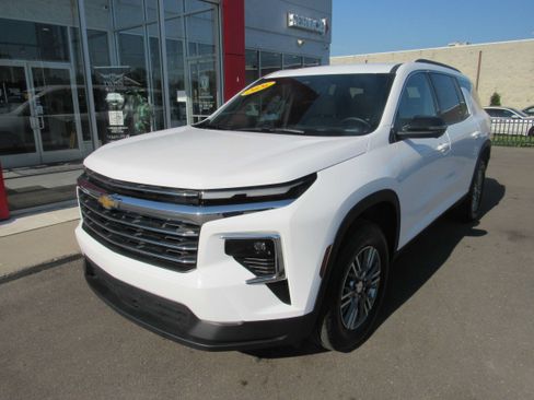 Used 2026 Chevrolet Traverse LT w/ Driver Confidence Package FWD image 2