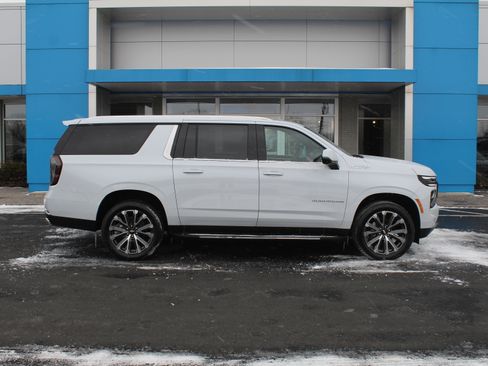 New 2026 Chevrolet Suburban High Country image 3