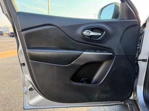 Used 2019 Jeep Cherokee Latitude Plus image 23