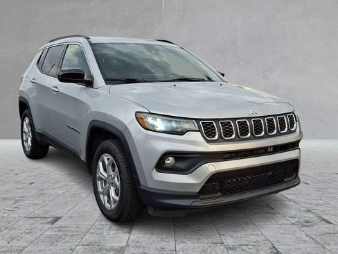 Used 2024 Jeep Compass Latitude AWD/4WD image 3