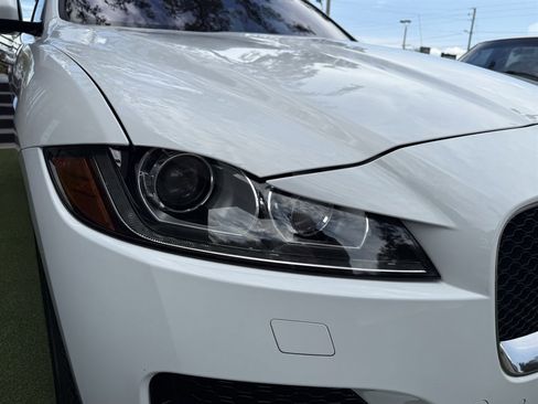 Used 2018 Jaguar F-PACE Premium image 9
