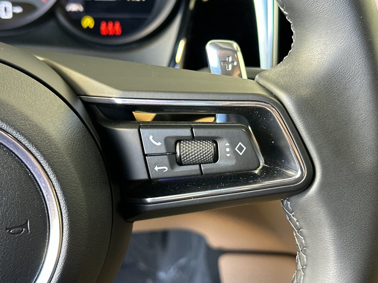 Certified 2026 Porsche Macan AWD/4WD image 28