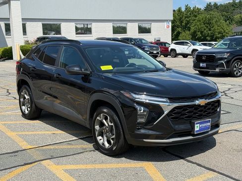 Used 2026 Chevrolet Trax LT w/ Sunroof Package FWD image 8