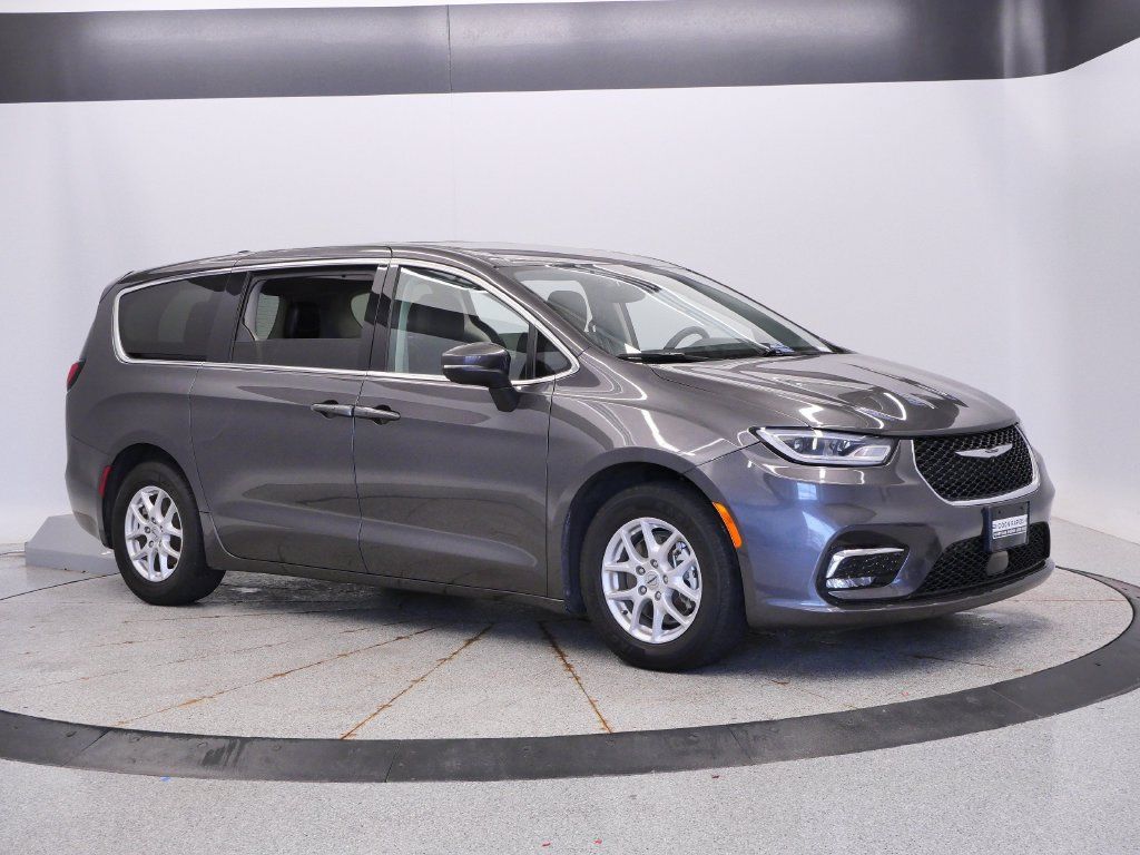 Certified 2023 Chrysler Pacifica Touring-L FWD image 9