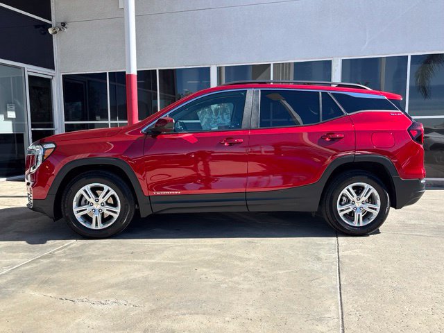 Used 2024 GMC Terrain SLE w/ Driver Convenience Package FWD image 8
