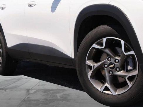 Used 2025 Chevrolet Trax LT w/ LT Convenience Package FWD image 3